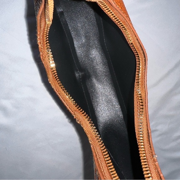 Small handbag - **FREE with any bundle** - Picture 4 of 5